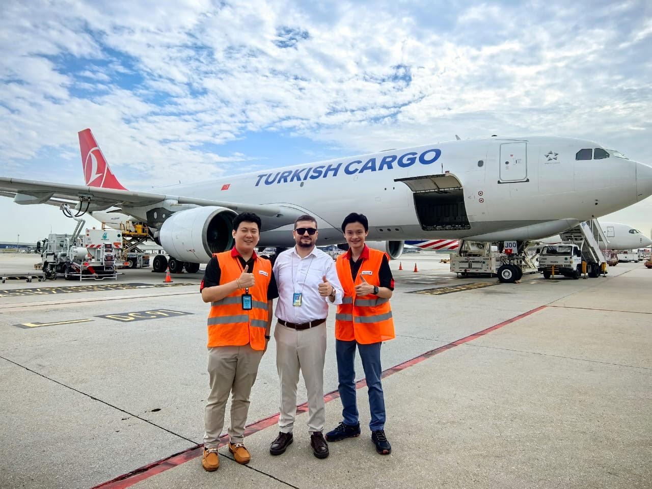 Jaguar Airfreight representatives beside a Turkish Cargo charter aircraft
